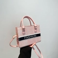 Roze jacquard draagtas met Fashion-tekstband en goudkleurige metalen accenten - Roze
