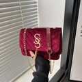Burgunderrote Samt-Umhängetasche mit V-Steppmuster, goldenem Logo und Quasten-Kette - Burgunderrot