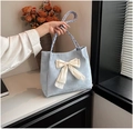 Hellblaue Shopper-Tasche mit großer cremefarbener Schleife und geflochtenem Griff - Blau
