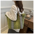 Detailansicht der grünen Canvas-Tasche mit Stickerei und braunem Ledergriff am Rand - Grün