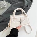 Sac à main trapèze crème chic avec logo étoile argenté, porté main et bandoulière - Blanc