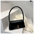 Sac bandoulière carré noir minimaliste avec anse haute et boucle en laiton sur fond chic - Noir