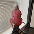 Borsa a tracolla creativa a forma di violino rosso scuro con dettagli in rivetti dorati - Rosso
