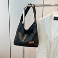 Bolso tote minimalista de cuero sintético negro con detalle de etiqueta marrón - Negro