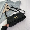 Borsa baguette nera con trama marmorizzata e chiusura in metallo dorato minimalista - Nero