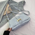 Borsa a spalla baguette plissettata azzurra con chiusura dorata su tessuto bianco - Blu