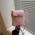 Bolso tipo cubo rosa minimalista con cierre de escudo dorado y correa de cuero fina - Rosa