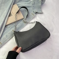 Bolso de hombro negro minimalista en forma de media luna con textura tejida y cadena plateada - Negro