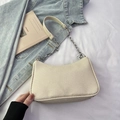 Bolso de hombro tejido beige con cadena plateada sobre un fondo de estilo sencillo - Caqui