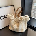 Große Boho-Webtasche mit Fransenkante und braunen Leder-Schulterriemen für Damen - Gebrochenes Weiß