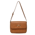 Bolso bandolera marrón con grabado de cocodrilo y hebilla de lazo dorado en blanco - Caqui