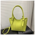 Dettaglio della borsa a secchiello in pelle verde lime con cuciture e finiture dorate - Verde