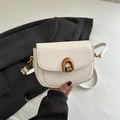 Vintage cremeweiße Satteltasche mit goldener Metallschnalle und verstellbarem Riemen - Weiß