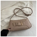 Dettaglio della borsa a tracolla beige in ecopelle con grande fibbia dorata decorativa - Kaki