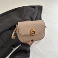 Schicke beige Satteltasche mit auffälliger goldener U-Schnalle für Damenmode - Khaki