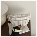 Détail du sac de poitrine en toile rayée avec double fermeture éclair et sangle jaune - Jaune