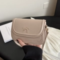 Bolso de hombro minimalista color albaricoque con lazo dorado y costuras de calidad - 19*7*12.5 / Caqui