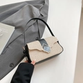 Minimalistische schoudertas van stro en zwart leer met metalen ruitvormige gesp - Zwart