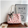 Dettaglio borsa tote in velluto rosa con stampa fragole e manici in corda - Rosa Fragola
