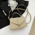 Borsa a tracolla beige intrecciata con fibbia dorata e tracolla regolabile elegante - Cachi