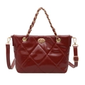 Borsa tote trapuntata rosso scuro alla moda con manico a catena e chiusura dorata - Rosso