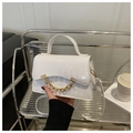 Detailansicht der weißen Handtasche mit Krokodilmuster und goldener Kette - Weiß