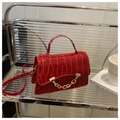 Rote Handtasche mit Krokodilprägung, goldener Kette und glänzendem Finish - Rot