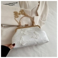 Elegante bolso de concha en encaje marfil con mariposas 3D y asa dorada - Blanco