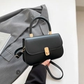 Elegante borsa a mano in pelle nera con fibbia quadrata dorata e tracolla sottile - Bianco