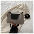 Elegante bolso de hombro en tela gris y cuero negro con correa ajustable - Gris