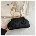 Bolso de encaje negro con bordado de mariposa 3D y una correa de cadena dorada - Negro