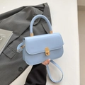 Borsa a mano azzurra con fibbia dorata e tracolla sottile in ecopelle di alta qualità - Blu