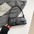 Borsa a spalla nera con motivo a coccodrillo e manico annodato in uno stile moderno - Nero