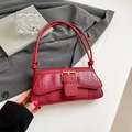 Borsa a spalla rossa con trama a coccodrillo, fibbia dorata e nodo decorativo - Rosso