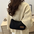 Bolso sobaco minimalista en tela negra con ribete de cuero marrón y herrajes dorados - Negro