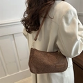 Bolso bajo el brazo trenzado marrón elegante con correa de cuero y etiqueta retro - Marrón