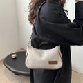Bolso de hombro tejido beige con ribete de cuero marrón y correa fina para mujer - Caqui