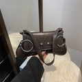 Vintage dunkelbraune Kissen-Tasche mit silbernen Metallringen und Nieten-Finish - Braun