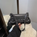 Klassische schwarze Schultertasche aus Kunstleder mit silbernem Ring und Nieten-Details - Schwarz