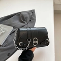 Schwarze Baguette-Schultertasche mit silberner Kette und Schnallen im französischen Stil - Schwarz