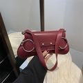 Dunkelrote Schultertasche aus Kunstleder mit silbernen Metallringen und Nieten - Rot