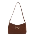 Sac baguette marron à texture tressée avec nœud doré et bandoulière fine - Fauve