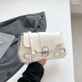Cremefarbene französische Baguette-Tasche mit Silberbeschlägen und Gürtel-Details - Weiß