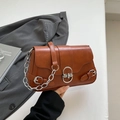 Vintage braune Baguette-Tasche mit silbernem Verschluss und Kettenriemen für 2025 - Braun