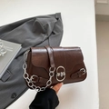 Dunkelbraune Baguette-Tasche im französischen Vintage-Stil mit silberner Kette - Braun