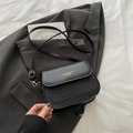 Borsa a sella nera in pelle con motivo a stelle goffrato e tracolla regolabile chic - Nero