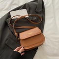 Borsa a tracolla marrone caramello minimalista con motivi a rilievo e dettagli dorati - Marrone