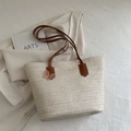 Borsa tote in paglia color crema con manici in pelle marrone e ciondolo a fiocco rosa - Bianco