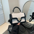 Petit sac bandoulière en paille avec poignée en cuir tressé et fermoir pétale doré - Noir et Blanc