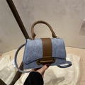 Lichtblauwe denim vierkante schoudertas met bruine leren handvatten en dubbele ringen - Blauw
